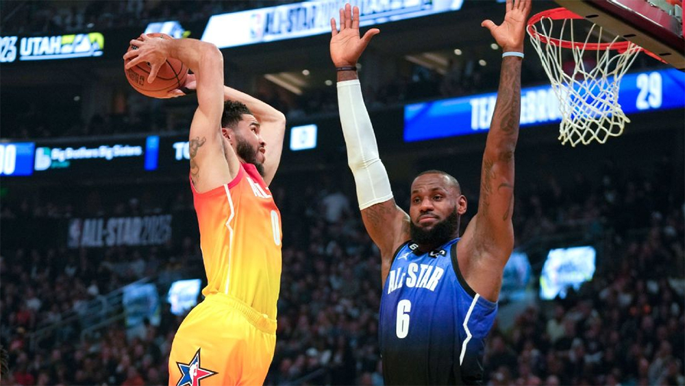 LeBron James và Jayson Tatum tại NBA All-Star Game 2023, trận đấu có lượng lượt xem thấp kỷ lục