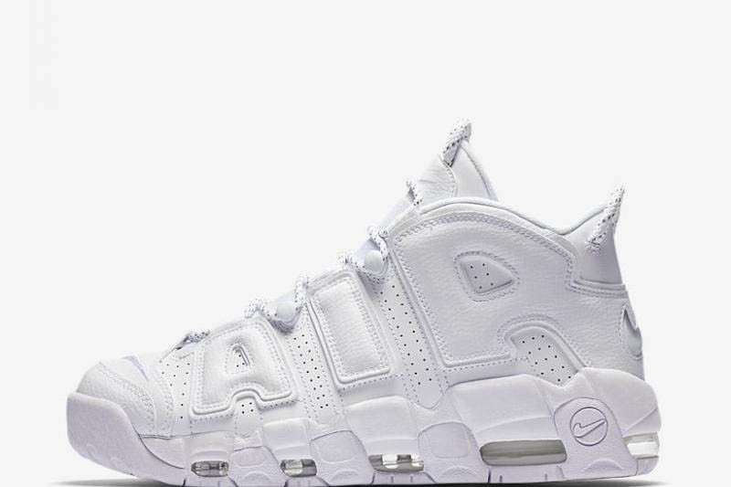 Nike Air More Uptempo 'White on White' thật tuyệt vời để dùng đi dạo trên bãi biển