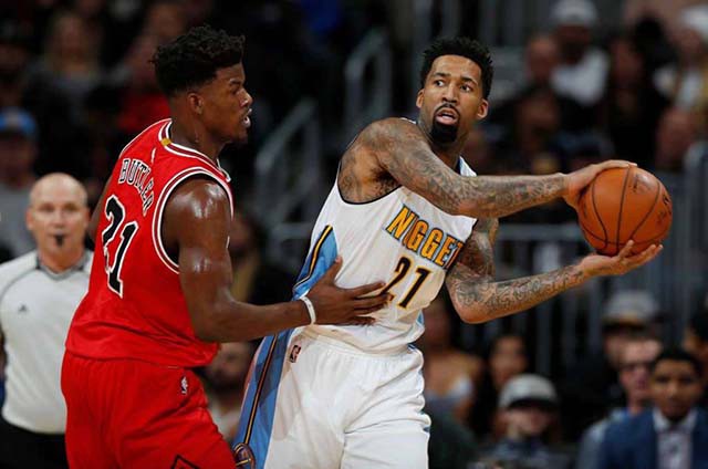Jimmy Butler trong nỗ lực ngăn cản Wilson Chandler.