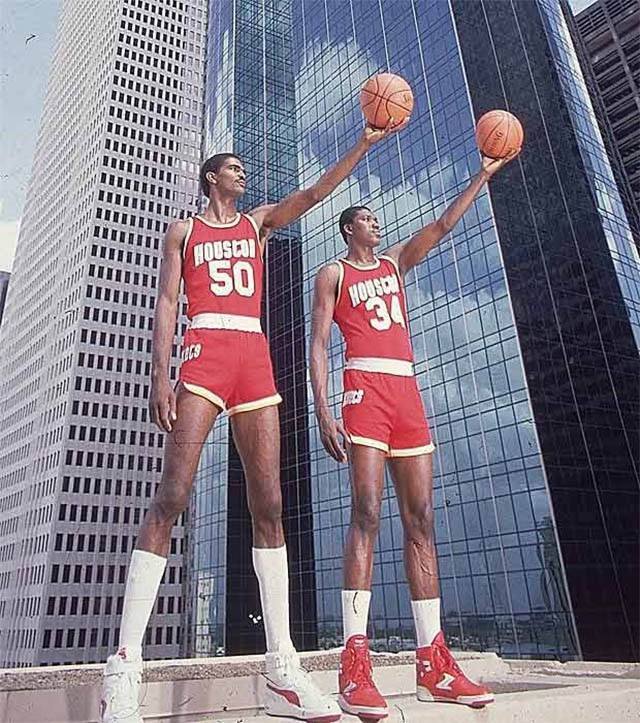 Olajuwon (số 34) bên cạnh Raph Sampson.