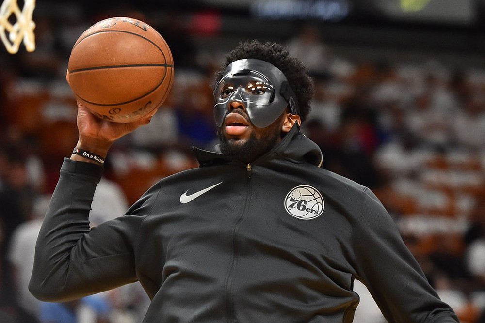 Chiếc mặt nạ đặc biệt của Joel Embiid với hai lớp bảo vệ.