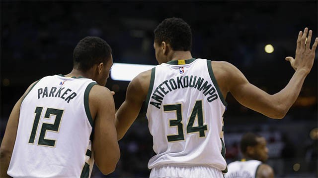 Cả Jabari Parker lẫn Giannis Antetokounmpo đang dìu dắt nhau cùng tiến bộ
