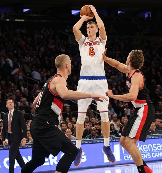 Tiền phong Porzingis (6) đang ngày càng tỏa sáng trong mùa giải thứ 2 của mình tại NBA.