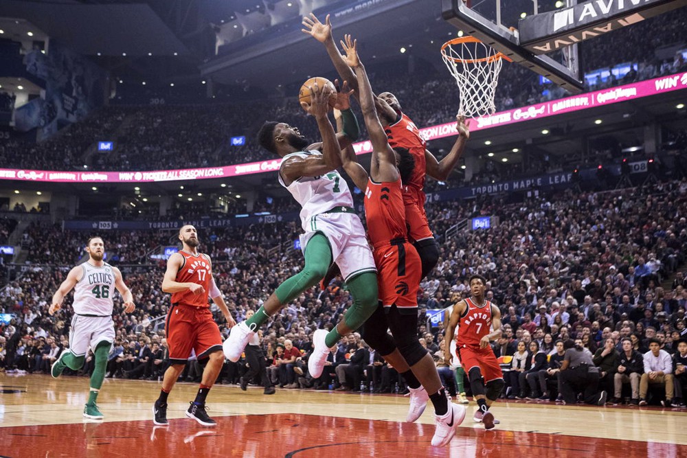 Serge Ibaka chuẩn bị tặng cho Jaylen Brown một cú block trời giáng.