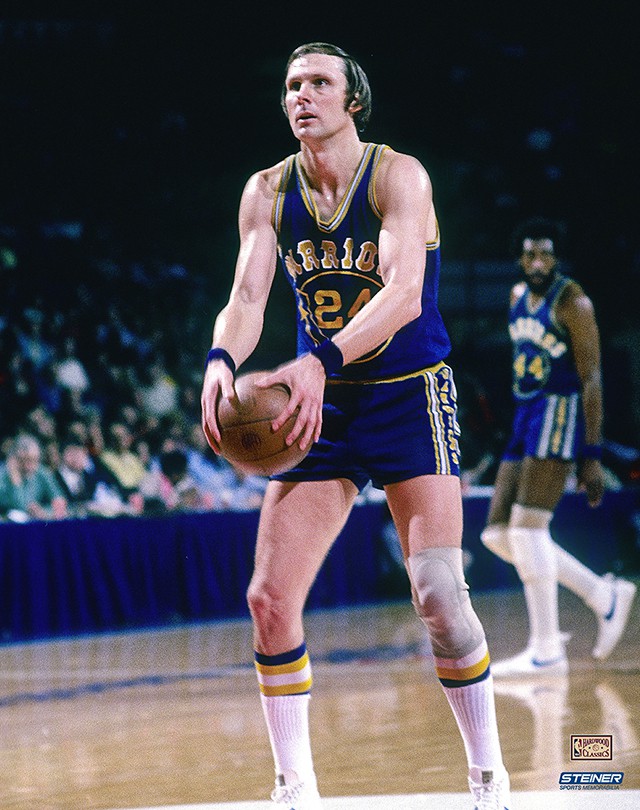 Rick Barry ném phạt kiểu underhand đạt hiệu suất 90%.