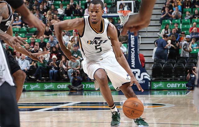 Rodney Hood có trận đấu khá tốt nhưng không thể giúp Jazz tiếp tục gây bất ngờ trước San Antonio Spurs.