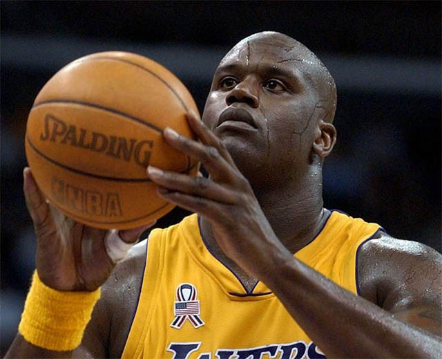 Ai cũng nhớ Shaq đã phải khổ sở ra sao trên vạch ném phạt.