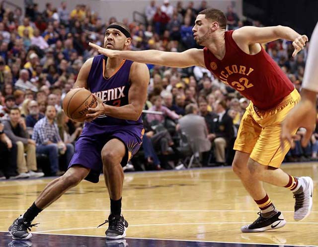Thiếu các trụ cột và lực lượng dự bị mỏng, Pacers thua Suns (trái) ngay trên sân nhà.