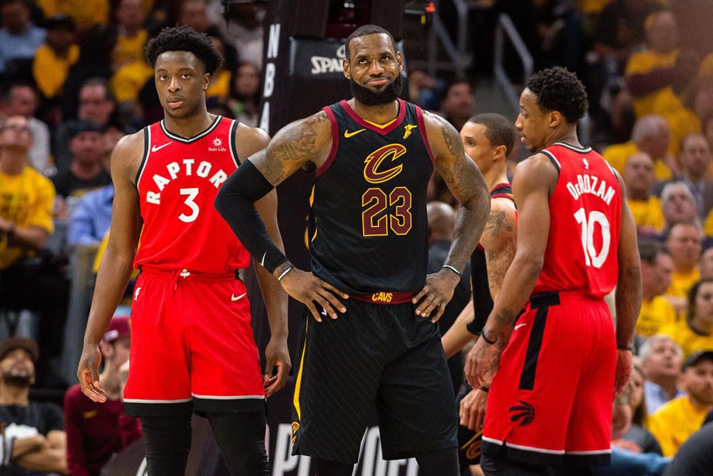 HLV Brad Stevens và Kyrie Irving bàn nhau cách đánh bại Cavaliers - Ảnh 3.