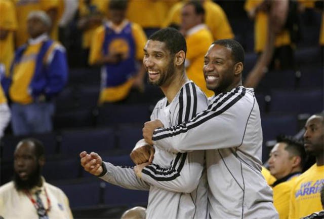 T-Mac đang ôm Tim Duncan một cách vui vẻ nhưng thất bại MVP của anh ở mùa 2002-03 thì khá đáng buồn.