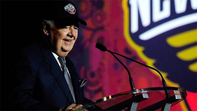 Ông chủ New Orleans Pelicans Tom Benson quên mất tên ngôi sao chủ chốt của đội nhà do quá già