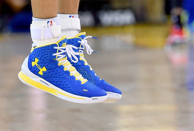 Tiền mua ZO2 của Lonzo Ball hiện chỉ cần thêm 1 đô nữa là đủ để đổi lấy 4 đôi Under Armour Curry One của Stephen Curry 