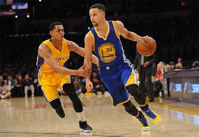 Warriors đang hướng tới chiến thắng thứ 5 liên tiếp khi tới làm khách trên sân Staples  Center của Los Angeles Lakers.