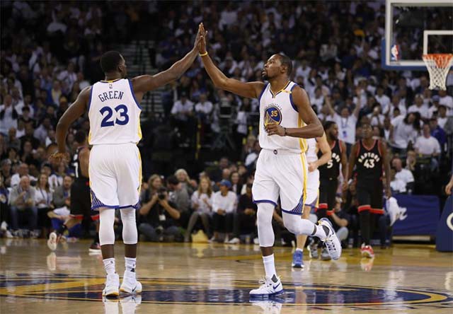 Các cầu thủ Warriors dường như quá bị ám ảnh về việc xây dựng đội bóng đoàn kết và hiểu ý lẫn nhau nên đôi khi lại làm ảnh hưởng tới sự hợp lý trong lối chơi của họ