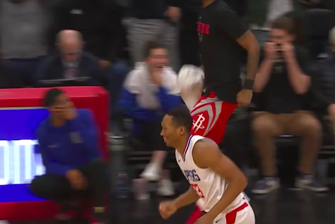 Wesley Johnson cười sau khi bị James Harden ankle-break.