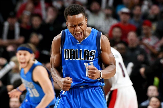 Yogi Ferrell từ hợp đồng 10 ngày thành 2 năm ở Dallas Mavericks 
