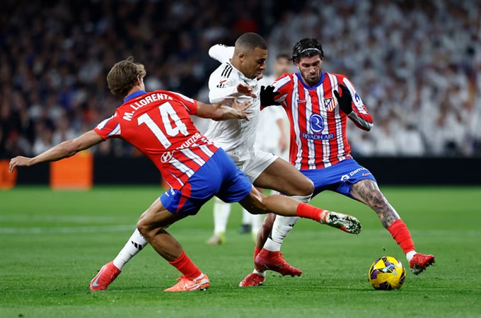 Arda Guler chạy tới ăn mừng cùng Carlo Ancelotti