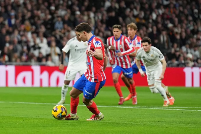 Alvarez thoát thẻ đỏ nhờ VAR
