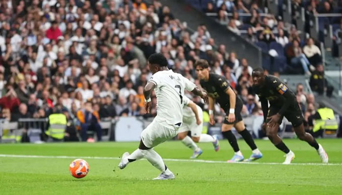 Vinicius Jr đá hỏng phạt đền