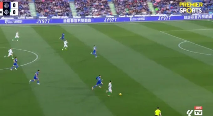 Antony tri ân CĐV Betis sau trận