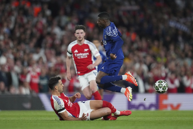Dembele đã mang tới một ngày vất vả cho hàng phòng ngự Arsenal