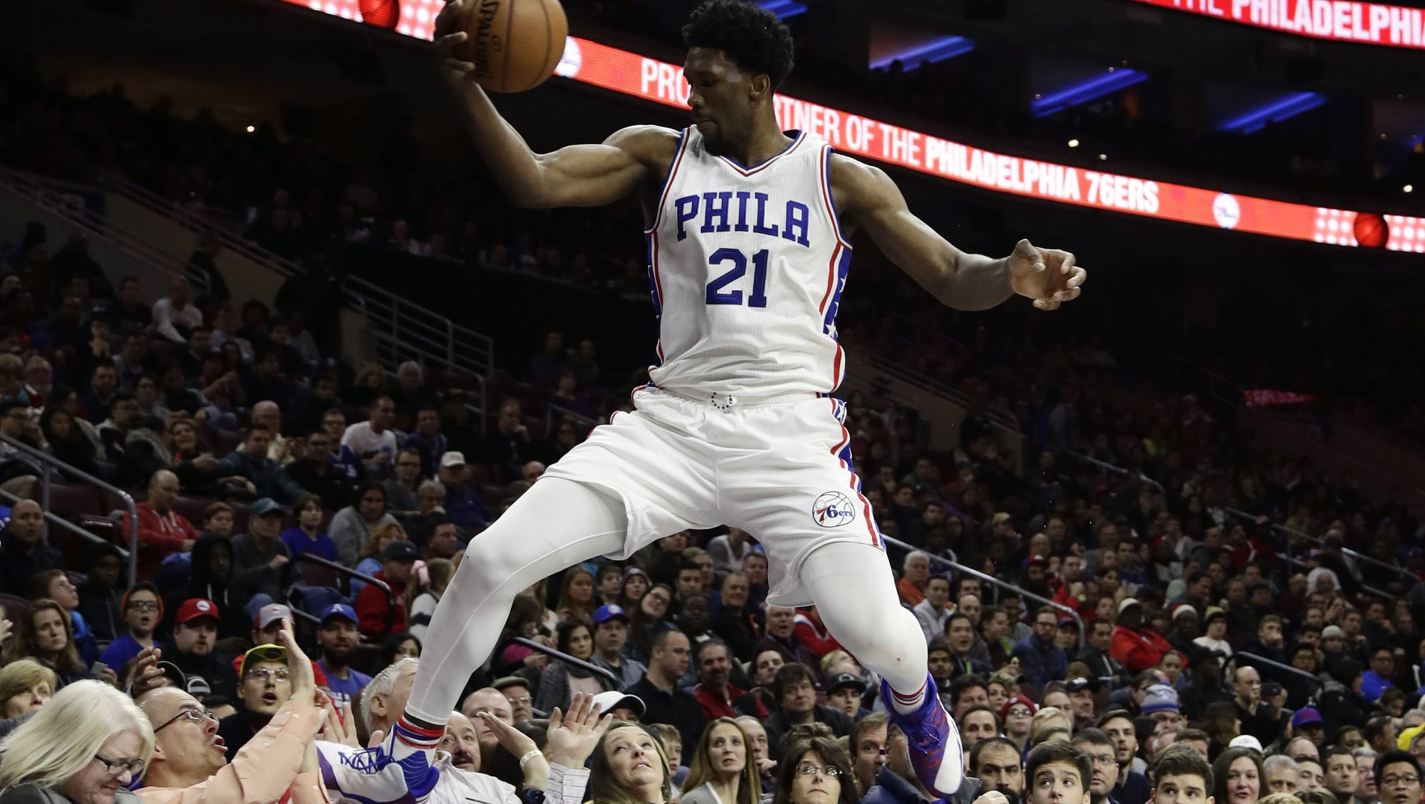 Embiid va chạm với khán giả sau một nỗ lực cứu bóng