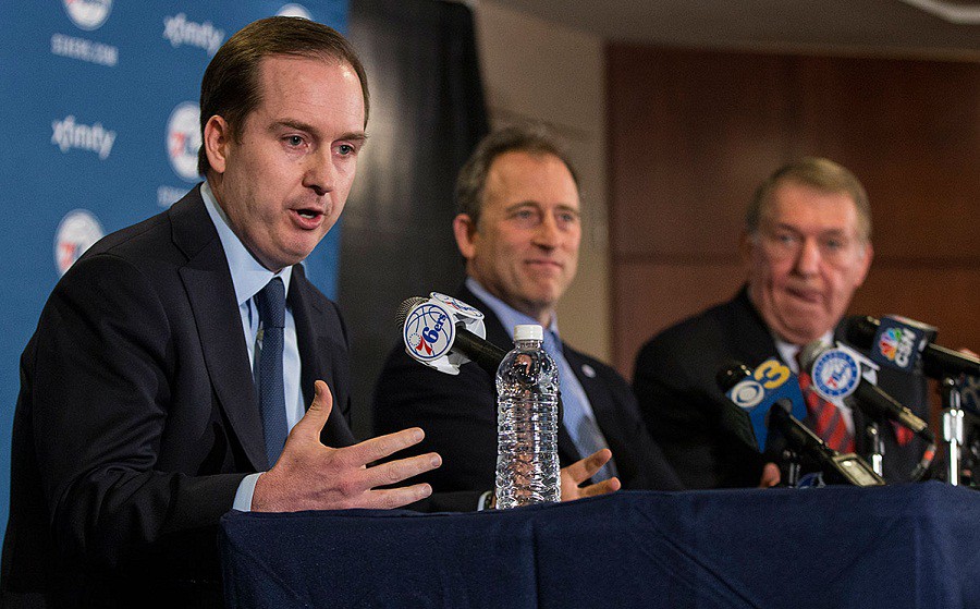 BLĐ một thời của 76ers (lần lượt từ trái): Sam Hinkie , chủ sở hữu Joshua Harris và Jerry Colangelo