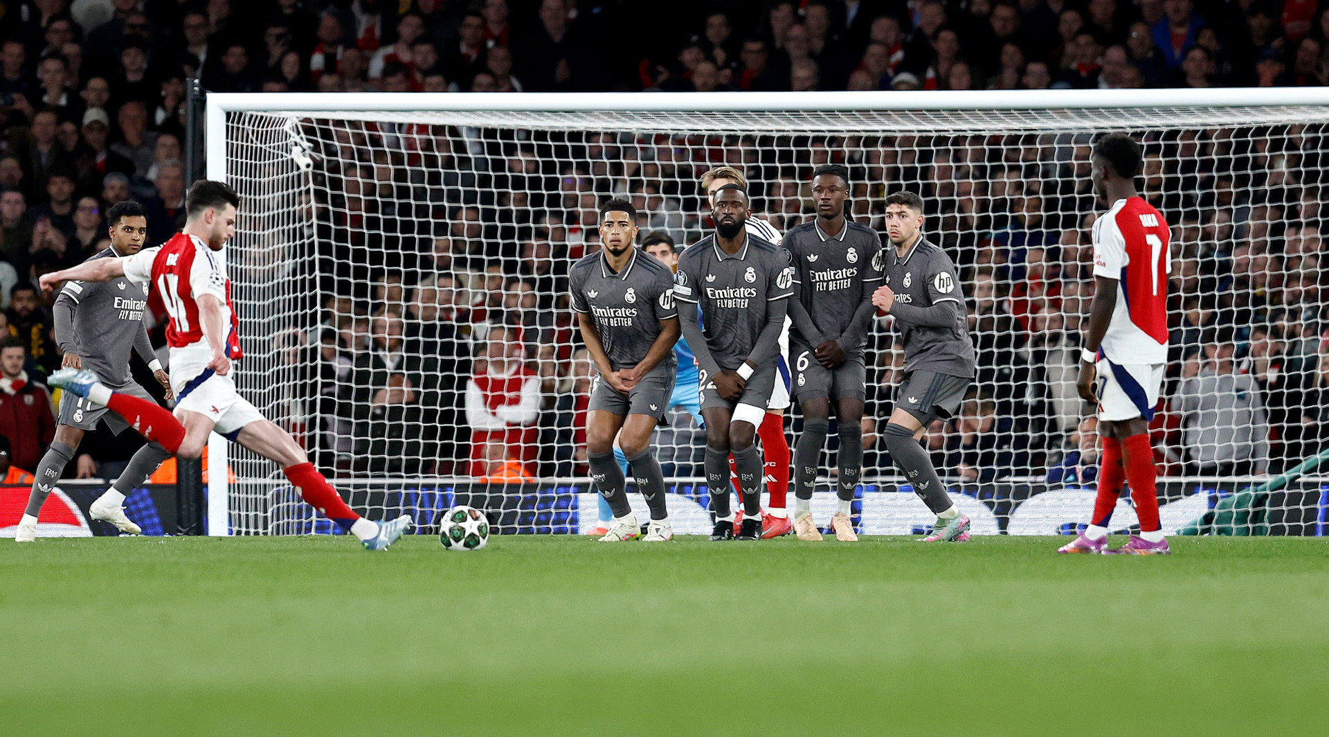 Rice ghi bàn từ 2 pha đá phạt giúp Arsenal thắng Real Madrid