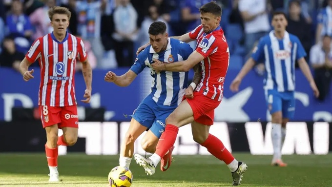 Atletico đánh rơi chiến thắng trước Espanyol vì quả phạt đền do Lenglet gây ra.