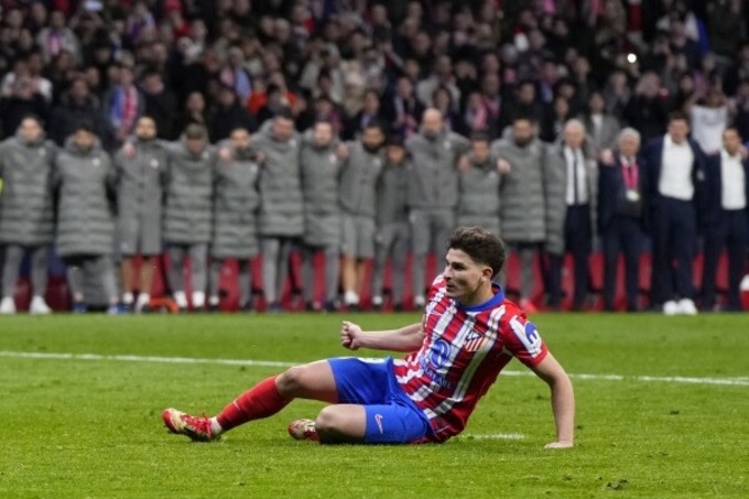 Atletico quá phụ thuộc vào những bàn thắng của Alvarez.