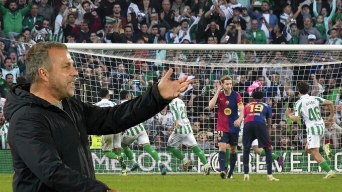 HLV Hansi Flick sẽ phải đau đầu với nhiều vấn đề của Barca lộ ra sau trận thua Dortmund.