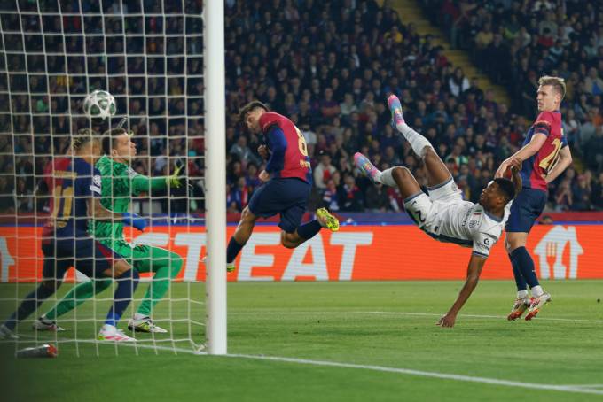 Barca dễ dàng để Inter ghi 3 bàn