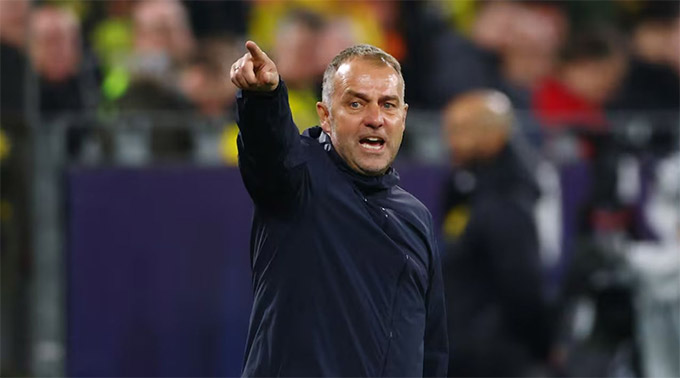 HLV Flick thừa nhận đội nhà đã may mắn không thua đậm hơn tại Signal Iduna Park