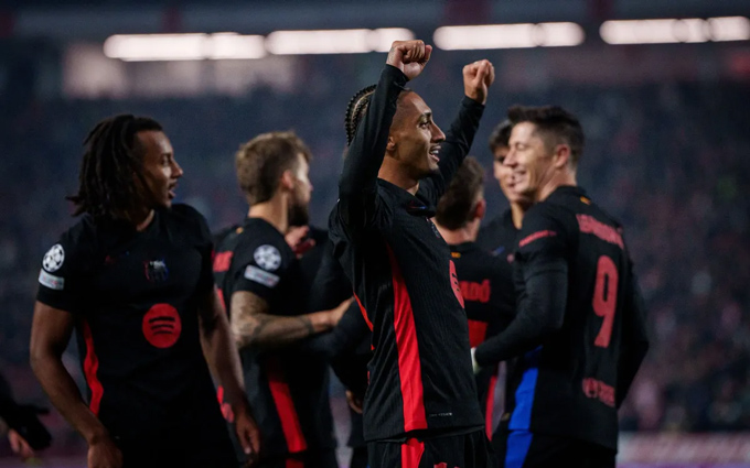Raphinha chỉ vào sân từ ghế dự bị trước Betis