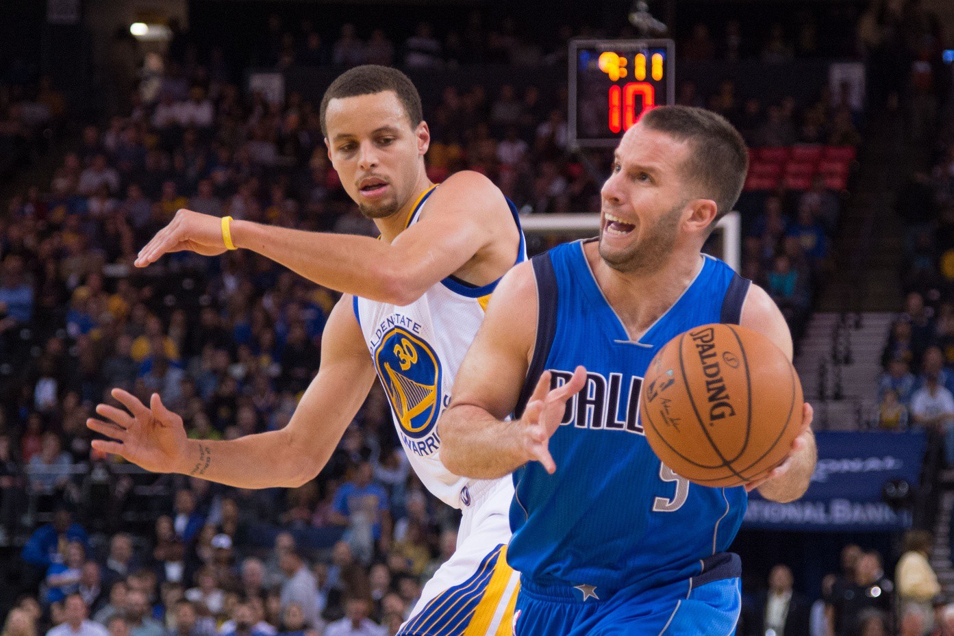 JJ Barea (áo trắng) trông thấp hơn hẳn chiều cao 6ft mà NBA ghi nhận