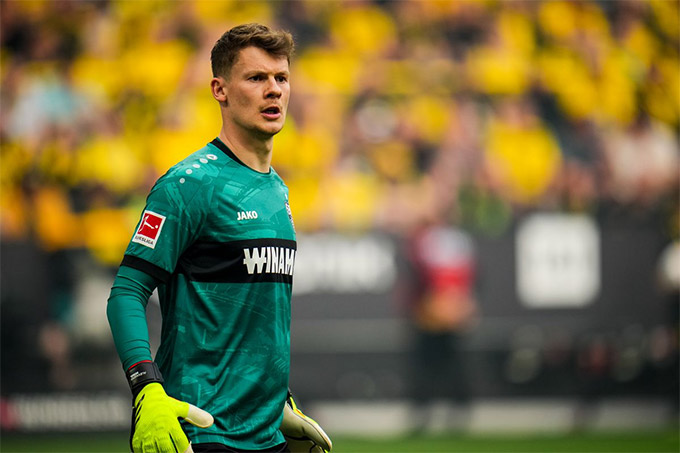 Thủ môn của Bayern bị chân sút của Aston Villa khuất phục
