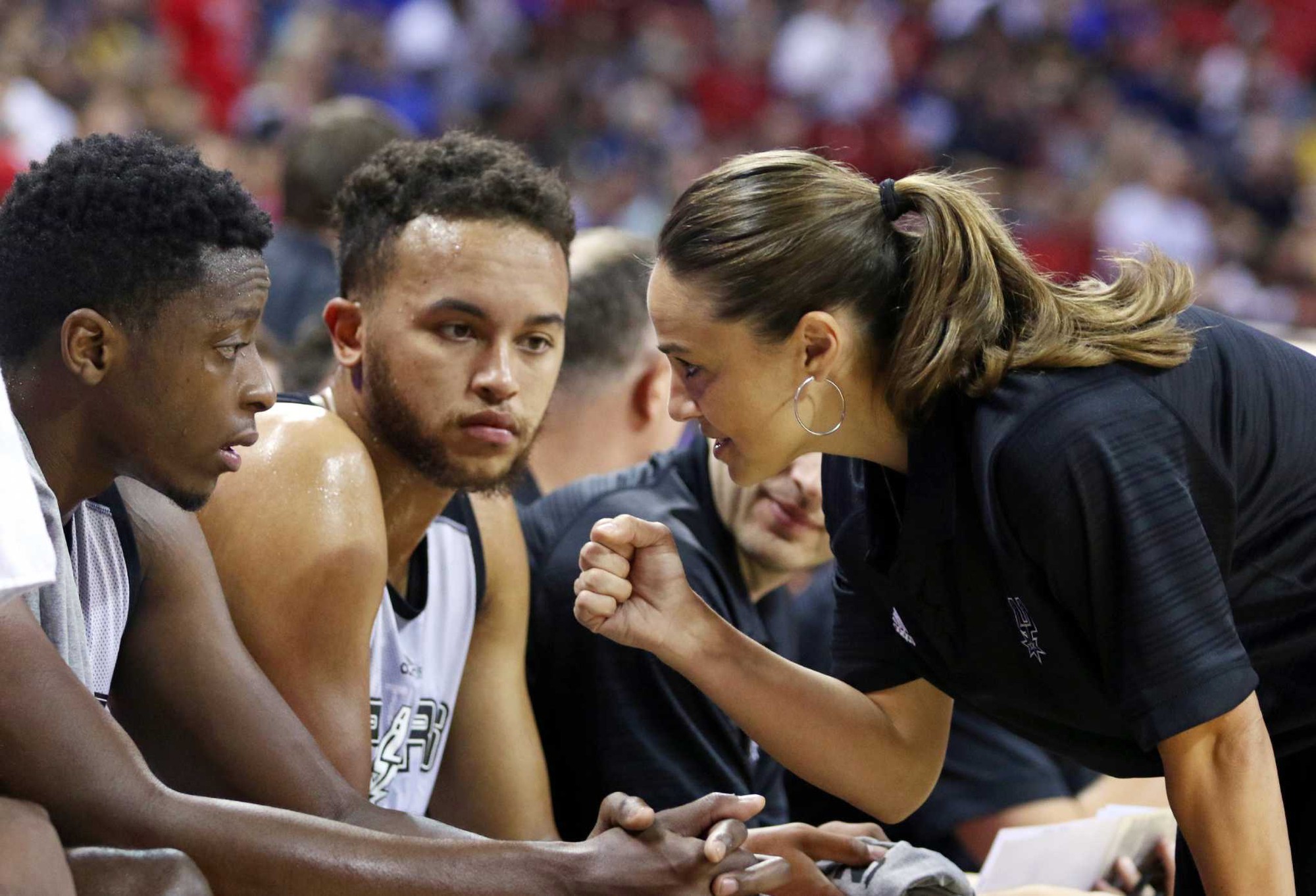 Bucks đã chủ động liên lạc với Becky Hammon.