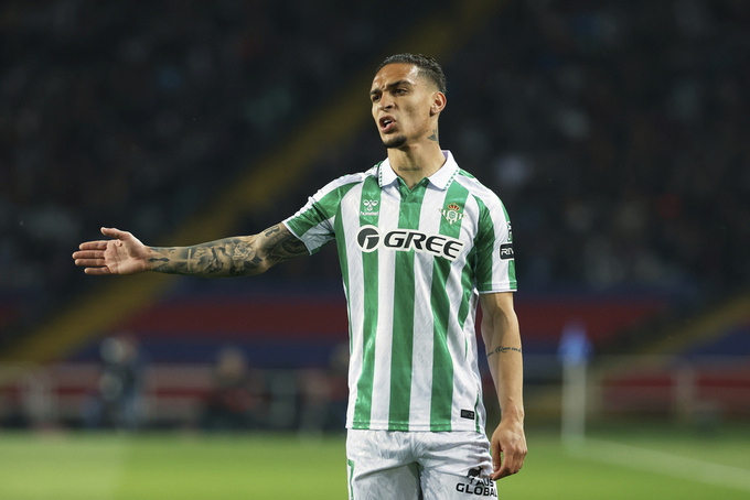 Antony đang là nguồn cảm hứng của Betis, nhưng sẽ không dễ để anh vượt qua đồng đội cũ Kambwala.