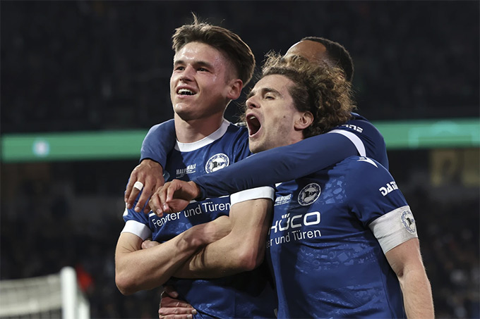 Bielefeld ngược dòng đánh bại ĐKVĐ Leverkusen để vào chung kết