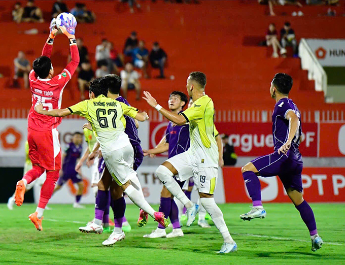Bình Định (giữa) đang lún sâu vào khủng hoảng