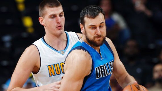 Bogut (phải) nhiều khả năng tới Cavaliers