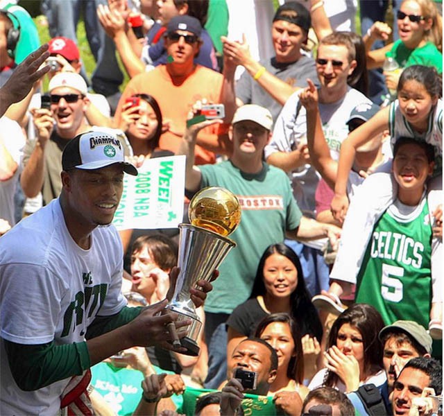 Paul Pierce trong lễ diễu hành mừng chức vô địch NBA cùng Boston năm 2008
