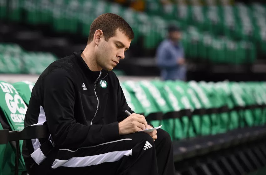 HLV Brad Stevens và Kyrie Irving bàn nhau cách đánh bại Cavaliers - Ảnh 1.