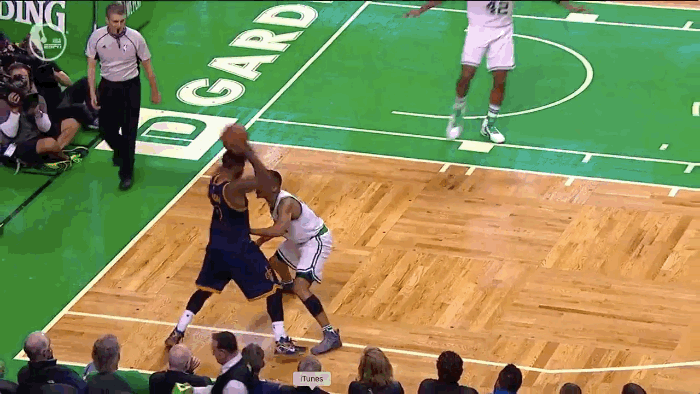 Kyrie Irving cũng phải bất lực trước cách thủ rắn của Bradley