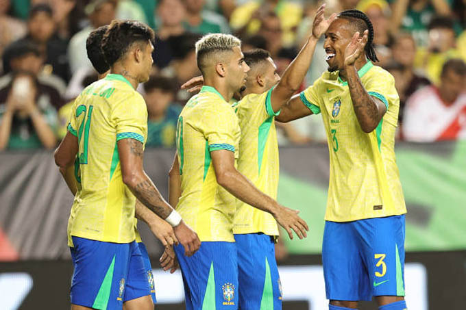 Brazil thất bại toàn diện trước đại kình địch