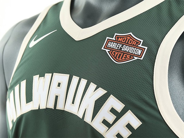 Logo Harley-Davidson trên áo đấu của Milwaukee Bucks