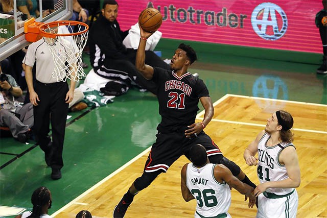 Jimmy Butler thể hiện vai trò của một siêu sao khi ghi 15 điểm trong hiệp 4
