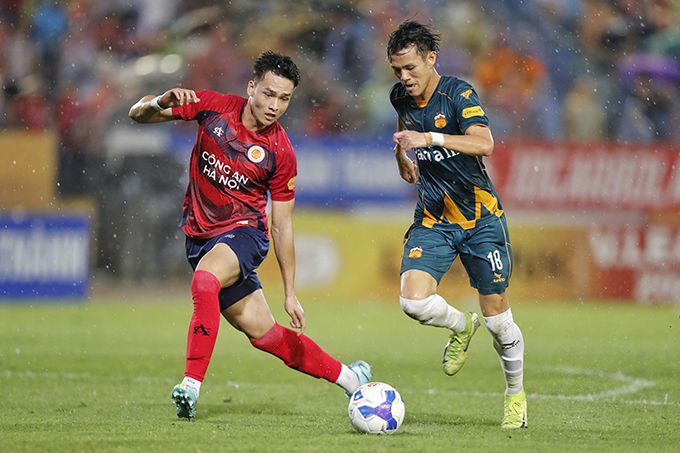 HAGL (áo xanh) trong một trận đấu ở V.League. Ảnh: Phan Tùng 