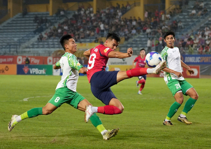 Pha trang bóng quyết liệt của cầu thủ hai đội. Ảnh: Minh Tuấn