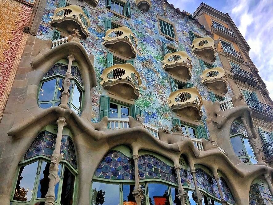 Casa Batllo một kiệt tác kiến trúc của Antonio Gaudí, nổi bật với vẻ đẹp độc đáo và sáng tạo giống như thứ bóng đá của Barca